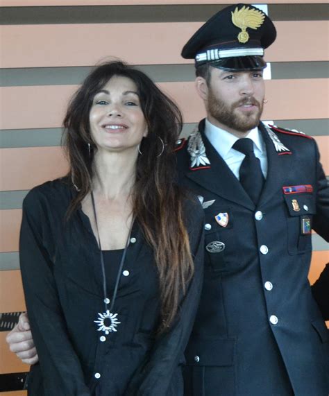 luisa corna compagno|Luisa Corna sposa il compagno il carabiniere Stefano。